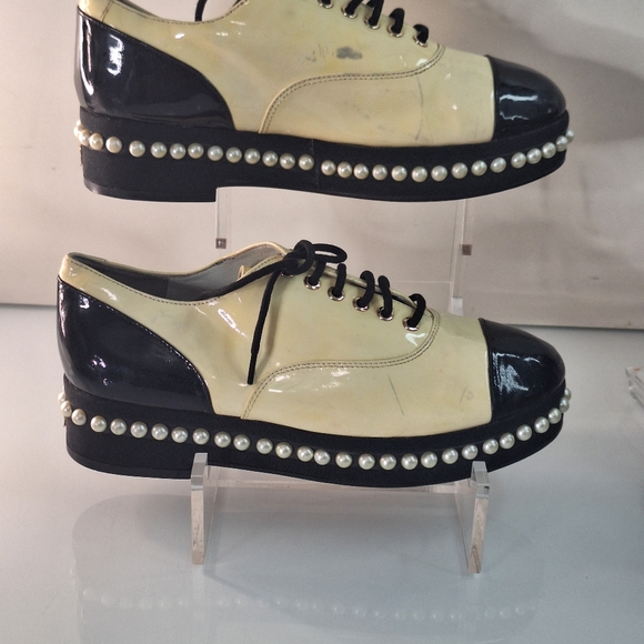 Auth Chanel lace up shoe - Picture 2 of 11